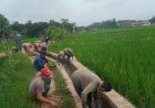 Babinsa Koramil 0608-09/Ciranjang Gotong Royong Bersama Warga Bersihkan Saluran Irigasi di Desa Sindangsari